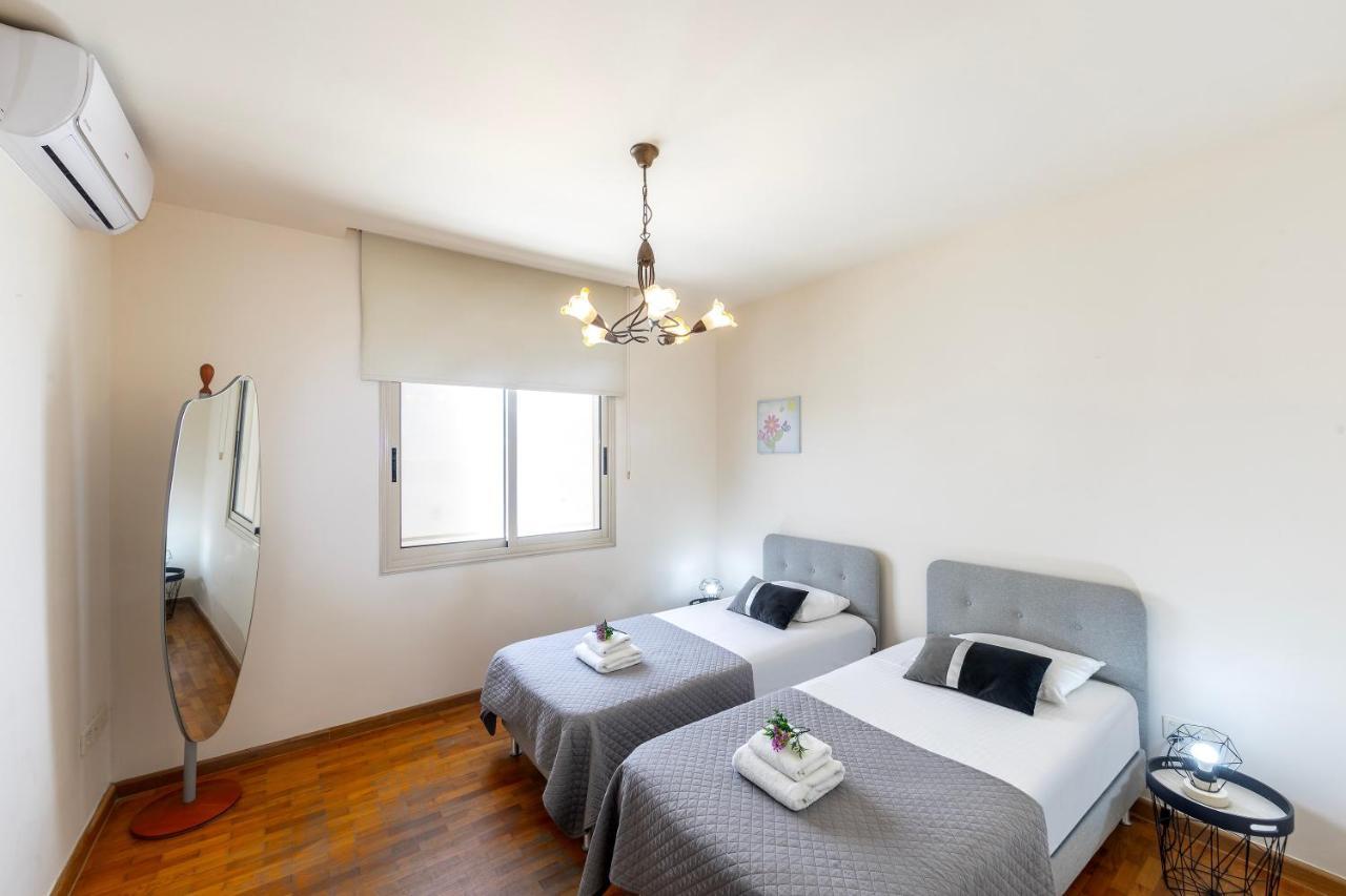 Mackenzie Beachfront Eftyhia Suite Larnaca Bagian luar foto