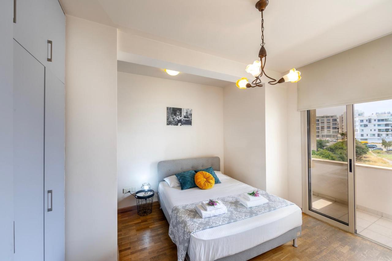 Mackenzie Beachfront Eftyhia Suite Larnaca Bagian luar foto